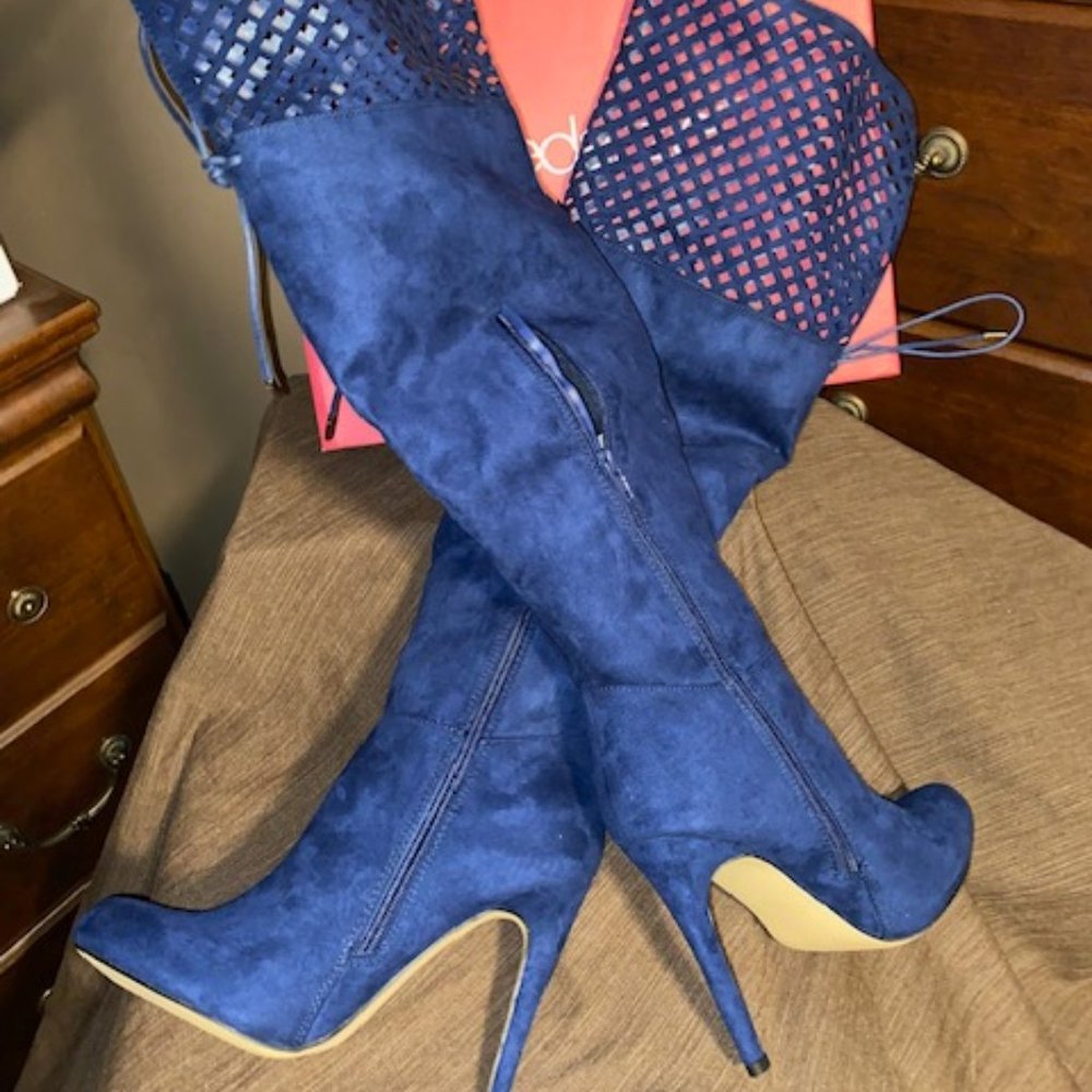 Shoedazzle "Makita" Navy Above the Knee Never worn Size 7